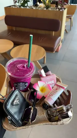 أساسيات الفتيات 💅🏻 #starbuks 