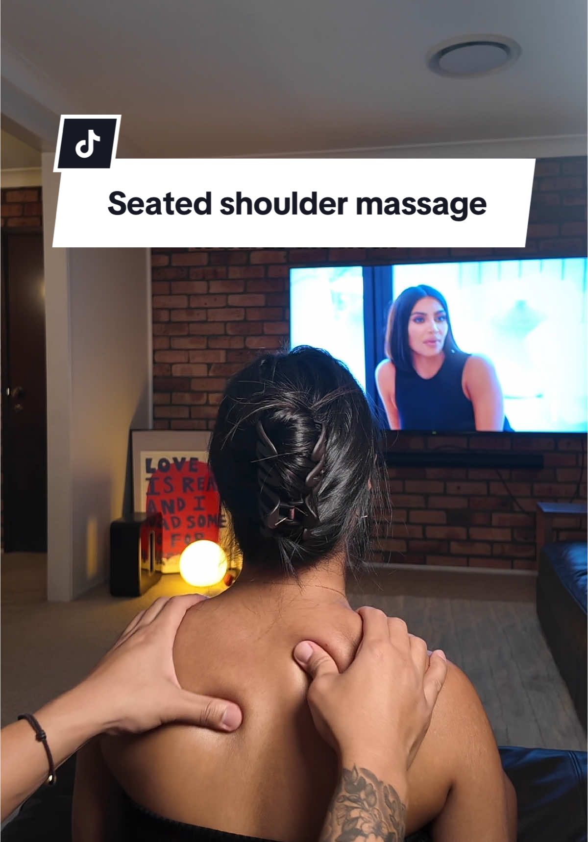 Seated shoulder massage tutorial 💆🏻‍♀️ perfect way to watch your favourite show 😌 #massage #shouldermassage #relaxationmassage #neckmassage 