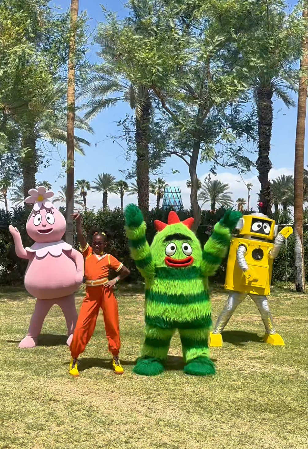 Talk about.. POP MUZIK! The Yo Gabba Gabba had to hit these iconic steps by none other than Molly Long 💕🌸 Music: #PopMuzik @Robin Scott  #coachella #yogabbagabba #mollylongchorro @Yo Gabba Gabba! 