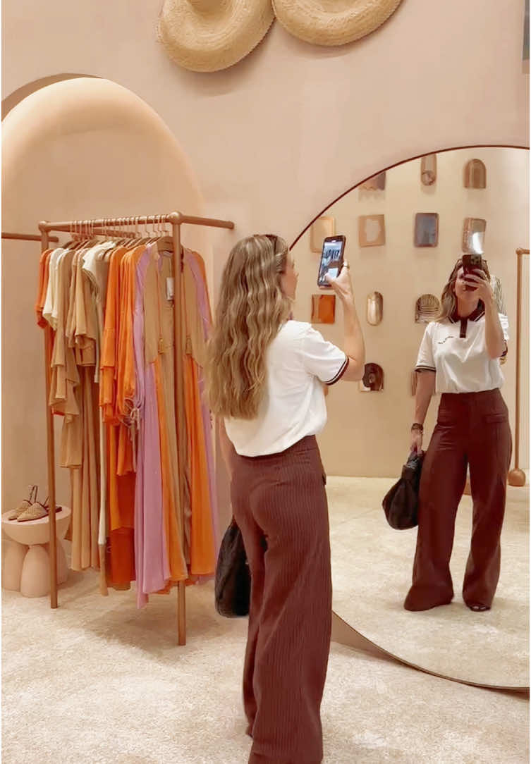 Que tal um tour pela nossa loja em Moema, SP com @Fê Fischer ? ⭐️ Vem descobrir todos os cantinhos e a nova coleção!  #moema #sp #tour #lojafisica #fashiontiktok #provador 