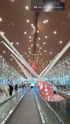 Interior Bandara Internasional Kuala Lumpur yang estetik. #kualalumpurinternationalairport #sepang #selangor #malaysia #mudik #lebaran #idulfitri #fypage 