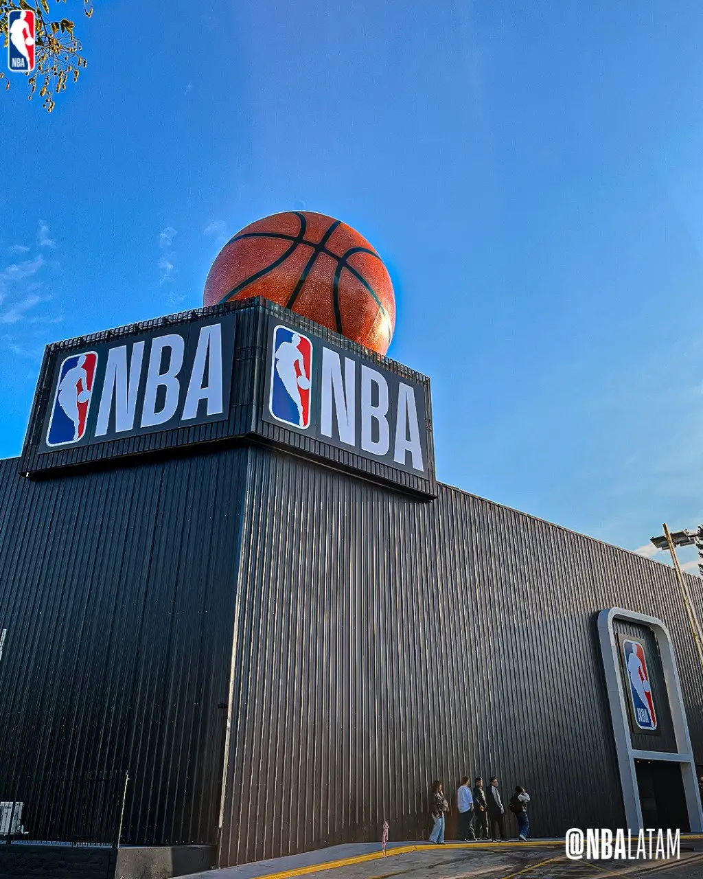 La tienda cuenta con una gran variedad de productos de la NBA, jerseys retro, balones, calzado y mucho más 🤩 Además, en el lugar hay una cancha indoor, una sala de streaming y un NBA Café. #NBA #NBAStore #Argentina 