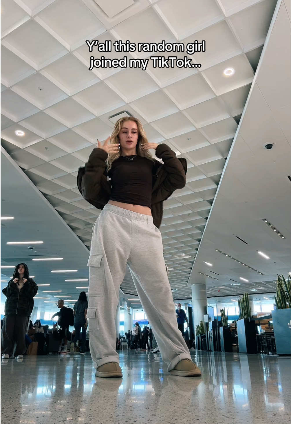 the way she knew the dance 🤣 #fyp #dance #danceinpublic #likejennie 