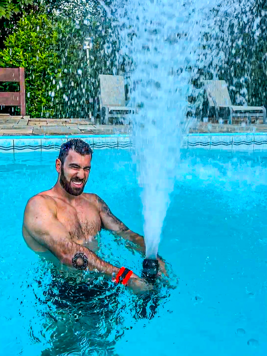 Essa turbina aquática me transformou no HOMEM DE FERRO debaixo d'água! 🤿⚡ 🔗 Link do produto na BIO 👉 @eusoubarone (produto 1396 Turbina aquática)