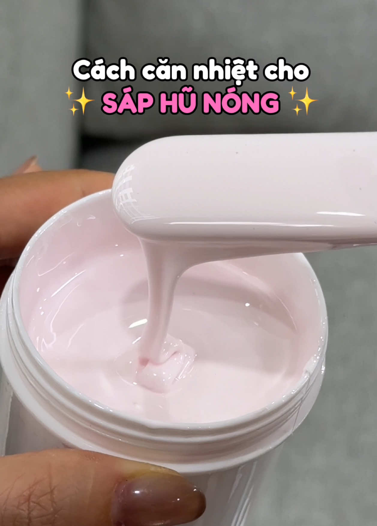 Dùng sáp nóng đã lâu, bạn biết cách căn sáp đúng chuẩn chưa? Sáp quá lỏng sẽ làm da khó chịu, còn sáp quá đặc sẽ không bám lông nè, các nàng lưu ý nha #nowaxvietnam #waxing #sapwaxnowax #nowax #saphunowax 