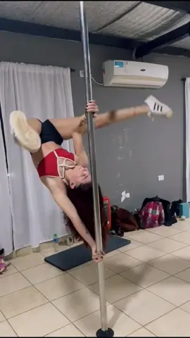un flipcito 🤩 #poletok #poletiktok #polesport #poledance #pole #fyp #gymmotivation #flip #flips #polen 
