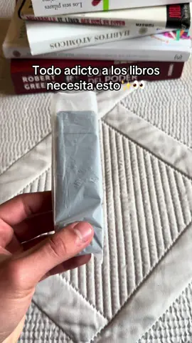 Está mini lámpara es todo lo que necesitas para disfrutar tu libro sin molestias 💤✨ Llévalo contigo a cada aventura de lectura 📚 #leer #Lectura #Libro #libros #📚 