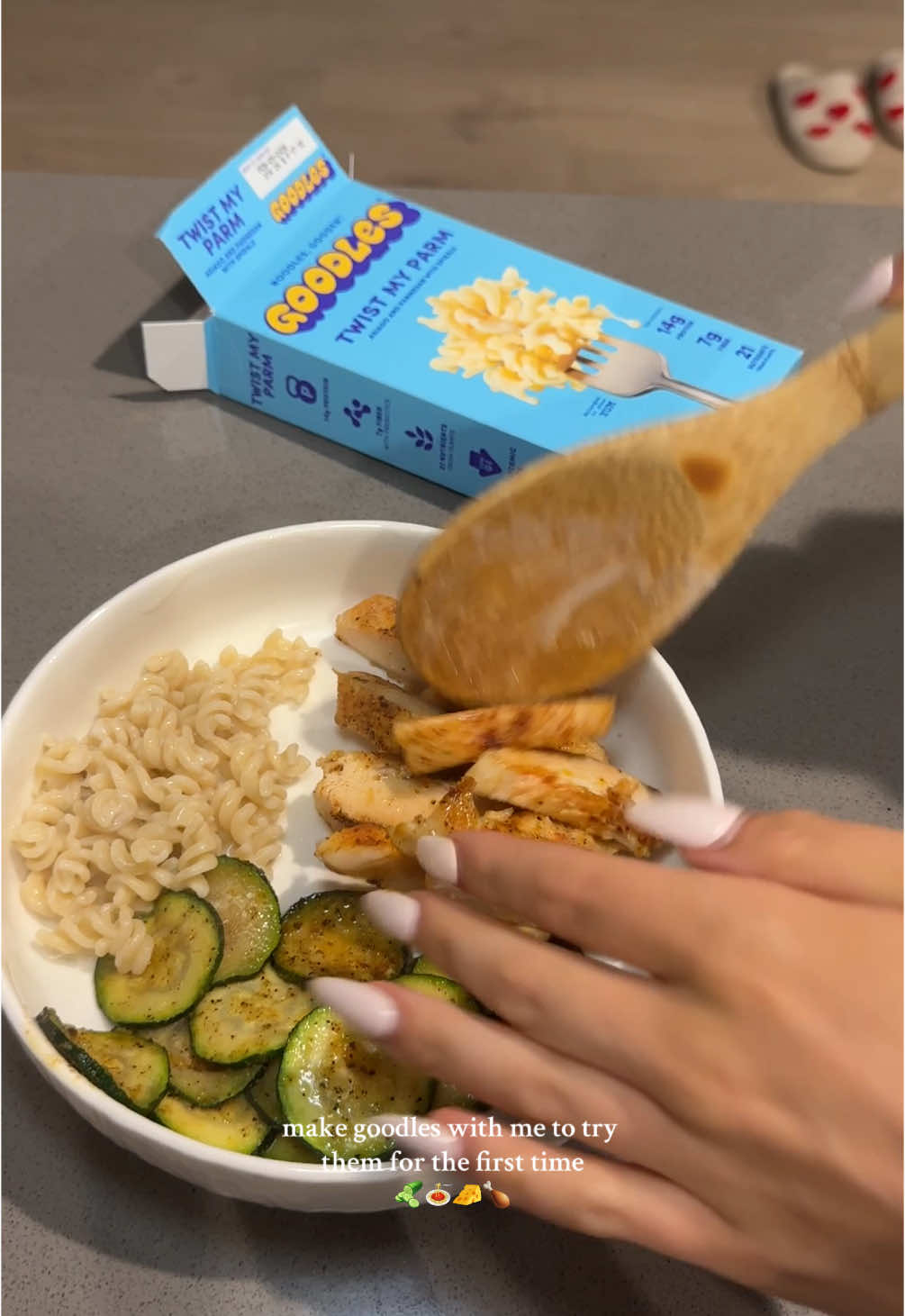 @GOODLES did not disappoint!!!! easiest way to make my dinner more fun when i get to eat at home ✨🍗🥒🧀 #dinnerrecipe #motivation #goals #guthealth #gymgirl #macncheesehack #goodles 