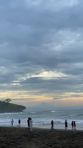 Aku kamu pantai madasari dan view gunung selamet 😍 #pantaimadasari #gunungselamet #pangandaran #madasaribeach #sewatendamadasari #fypage 