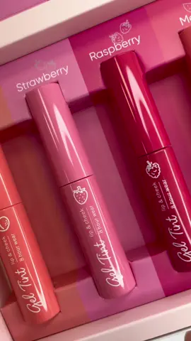 Ready to break up with your boring shades? Hooray!🎉 With 4 stunning colors 💄, you can mix and match to create a fresh, natural look every day.✨ The best part? It’s a multi-use gel tint—perfect for achieving that effortless ‘inner glow’ on your cheeks too!🍑💫 #Waterproof #NonTransferable ✨ 𝐏𝐫𝐨𝐝𝐮𝐜𝐭𝐬 𝐚𝐫𝐞 𝐧𝐨𝐰 𝐞𝐱𝐜𝐥𝐮𝐬𝐢𝐯𝐞𝐥𝐲 𝐚𝐯𝐚𝐢𝐥𝐚𝐛𝐥𝐞 𝐨𝐧𝐥𝐢𝐧𝐞! . . #IN2ITMalaysia #IN2ITCosmetics #in2itcosmeticsmalaysia #GelTint #IN2ITGiftBox #LimitedEditionGiftBox #GelTintBox #Liptint