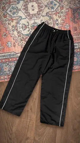 Celana Panjang Nylon Loose Trackpants Line Hitam NUBIES #trackpants #outfitinspo #ideoutfitkekinian #rekomendasioutfit #ideoutfitcowok 
