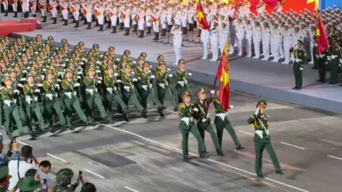 Cám ơn Thủ trưởng và tất cả mọi người đã dành tình cảm nồng nhiệt nhất đến chúng tôi!!  Một không khí ấn tượng, cảm xúc rất tuyệt vời của buổi tối đầu tiên tại TP mang tên Bác!!  Cùng chung sức hướng về Sài Gòn #2025 #4 #18 #a50 #qdndvn🇻🇳 #dieubinh #QK9 #HCKT 