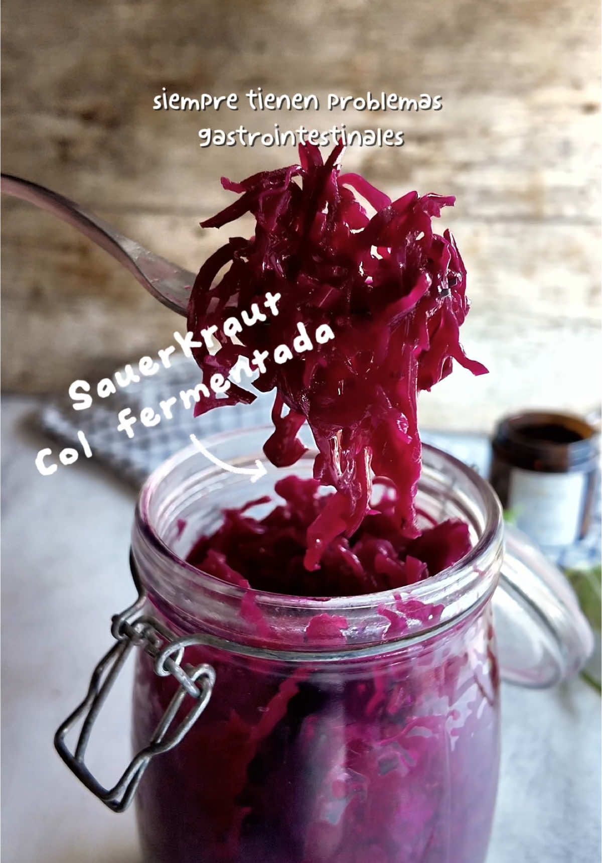 Chucrut 🫶🏻 Para esto no hay receta precisa, más bien una fórmula , debes pesar tu verdura y luego sacar el 2% o 3% de ese peso y lo que te salga lo pesas en gramos de sal! Y eso es todo, además lo puedes hacer con la verdura que quieras #probioticos #fermentados #fermentos #chucrut #sauerkraut #probiotics #fermentation #probiotics 