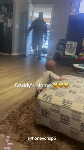 The baby sees his daddy coming home.#tiktok #fyp #Love #baby #reunion #kid #happy #moving #cute #dad 