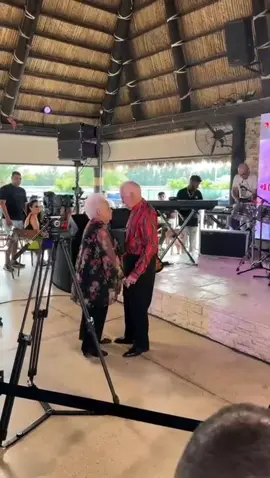 Bailando Bachata 💃🕺 . Dancing Bachata  . #ganasconcanas #gcc #bachata 