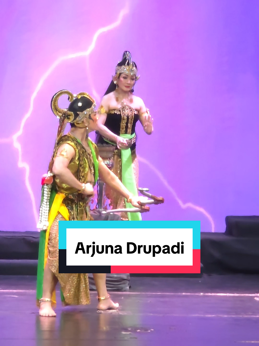 Salah satu adegen yang saya suka pada saat menyaksikan Wayang Orang di RRI Surakarta. Pada malam itu, lakon yang dibawakan yaitu Arjuna Ngrancaka. Cuplikan video ini memuat tentang Arjuna yang berhasil mengangkat gandewa pada sayembara memperebutkan Drupadi. Dan kembali memanfaatkan kemampuan 10x Zoom Galaxy S25 Ultra untuk merekam adegan tersebut. #jawa #seni #wayang #wayangorang #RRI #RRISurakarta #arjuna #drupadi #withgalaxy #galaxys25ultra #samsung #android #shotonsnapdragon 