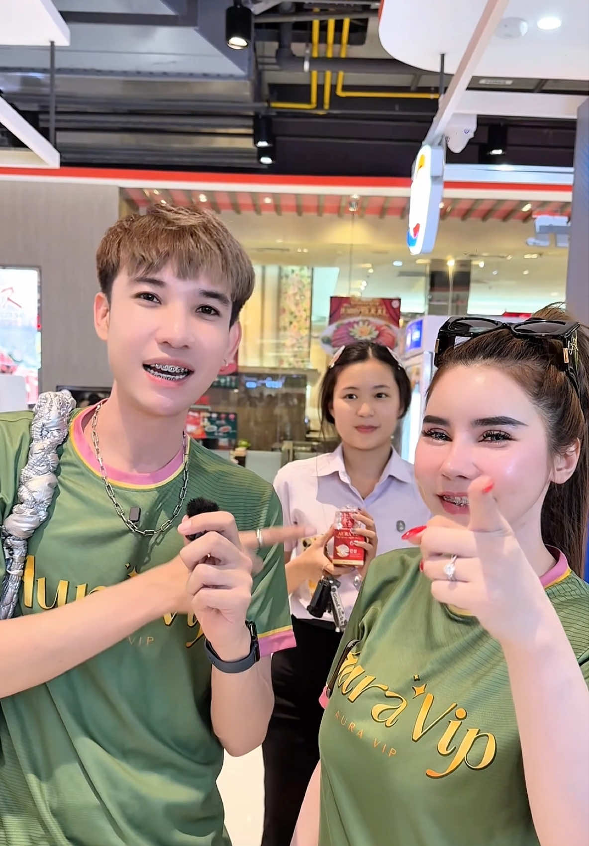 👉🏻ไหนใครทายราคากระเป๋าใบนี้ว่าเท่าไรกันบ้างคะ🙋‍♀️👜ลองคอมเม้นบอกกันหน่อยน๊าาา🤟🏻 คลิปหน้าเป้จะไปเล่นเกมสนุกๆที่ไหน กดติดตามช่องเป้ไว้เลยนะคะ ผู้โชคดีคนต่อไปอาจเป็นคุณ😆 #ปูเป้เจ้าของแบรนด์ออร่าวีไอพี #ปูเป้เพชรบุรี #ครีมมาร์คโสมไข่มุกเกาหลี #ปูเป้ออร่าวีไอพี #เพชรบุรีหวานมาก #มาร์คหน้า #เทรนวันนี้  @ปูเป้ เพชรบุรี ช่องล่าสุด @เอ็ม ออนิว รังสิต ติ๊กต็อกใหม่ @ปูเป้ เพชรบุรี ช่องสำรอง @Aura Vip Thailand 2 @ปูเป้เพชรบุรี ช่องขาย ยาลด 