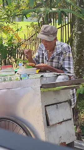 Entah apa yang ada di pikiran bapak ini, di usia yang sudah tua ini masih mencari rezeki pak 🥺 sehat sehat ya pak 🥺🥺 #fyp #mencarinafkah 