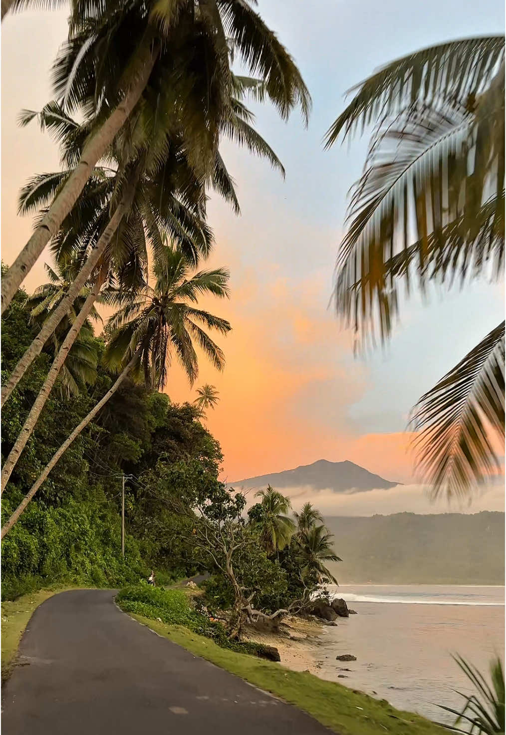 Bukan kah begitu tuan dan nyonya. #krui #enjoykrui #pesisirbarat #lampung #explore #paradise #beach #beachvibes #sunset #sunsetvibes #fyp #fypage #ijamitkrui #sumatra #kruipride #lampungpride 