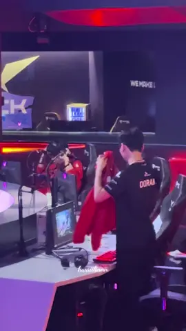 Tài liệu quý hiếm về cú vấp hôm ấy của anh già =)))))) ai đó quăng tôi về lại 4/4 được không 🥲 #faker #gumayusi #doran