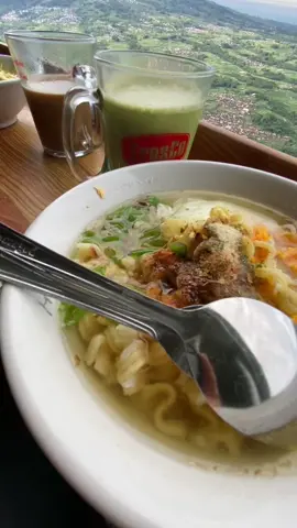 sarapan view gunung + lavora vibes galau tapi ra galau banget😂🤣#telomoyomagelang 