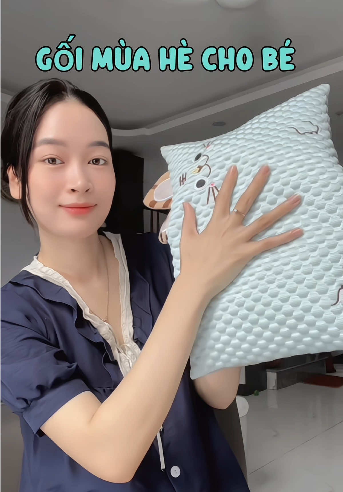 Vào hè rồi các mẹ chưa tìm được em gối phù hợp cho bé, thử tham khảo em gối mèo băng này nha, gối mát lạnh, thấm hút mồ hôi nên các con nằm thoải mái, ko bí bóng #fyp #mevabe #mebimsua #gối #gốingủ #goichobe #goimeobanglanh 