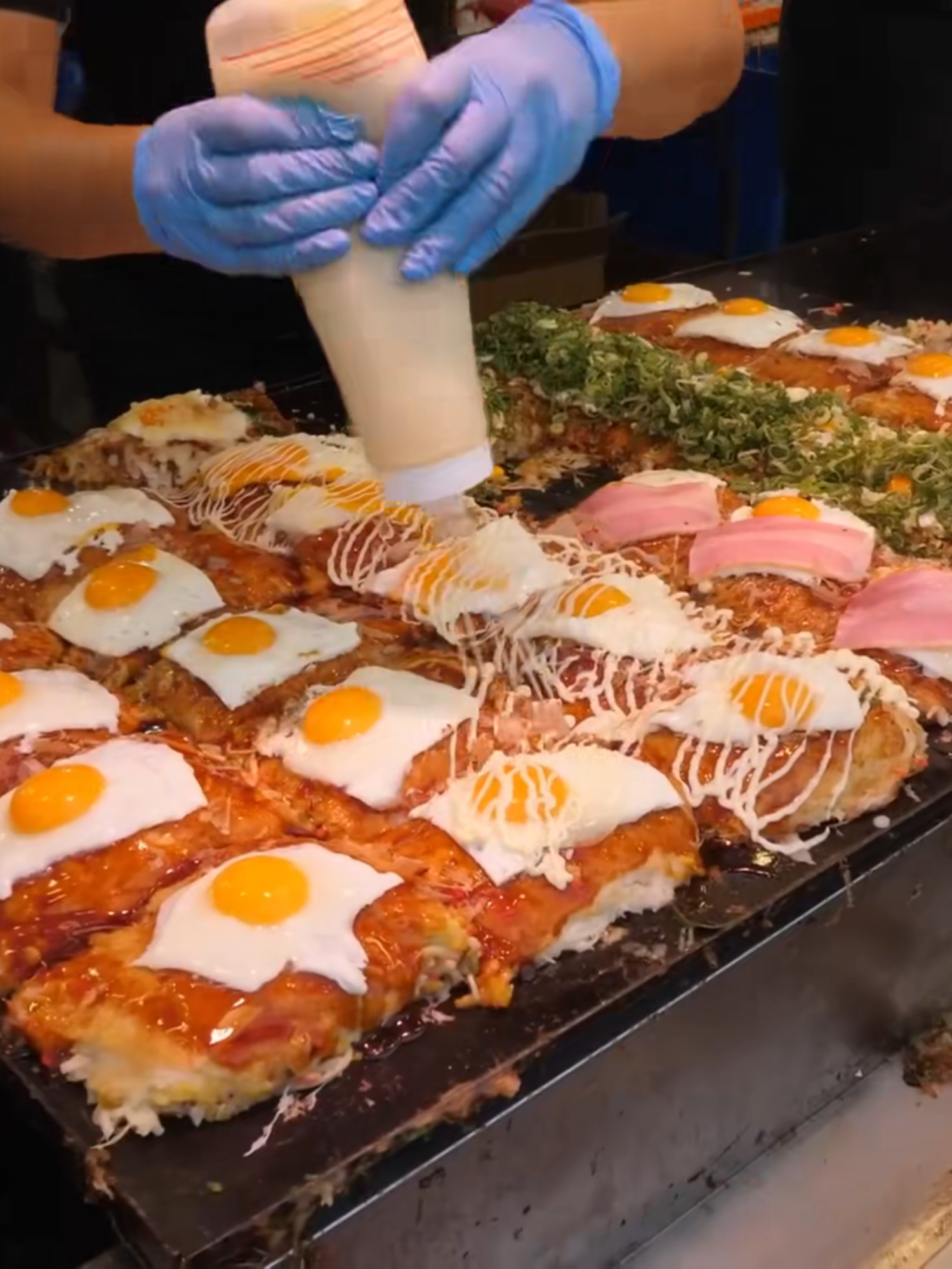Vào những ngày lễ, đường phố Nhật Bản tràn ngập các gian hàng khác nhau. Chủ cửa hàng Okonomiyaki này có công việc kinh doanh tốt nhất trên toàn con phố. Tổ tiên của ông đã làm món Okonomiyaki trong ba thế hệ. Hương vị rất độc đáo. #xuhuong #xuhuongtiktok #food #ẩmthực #mónngon #ănvặt