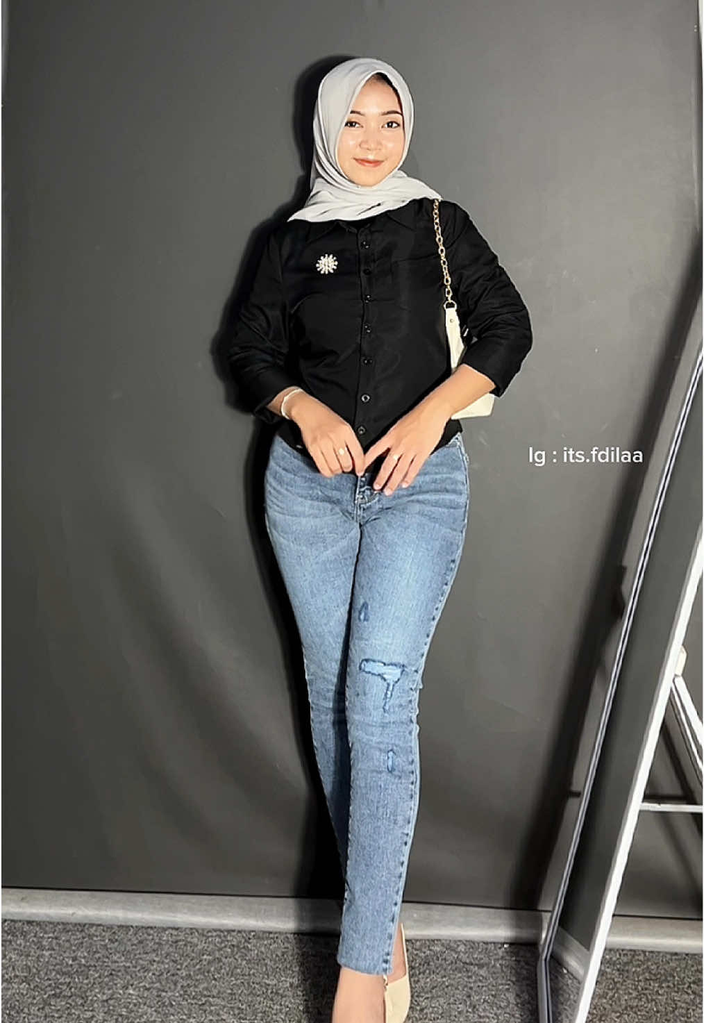 Jadi pengen punya semua warnanya😭🫶🏻 #kemejawanita #kemejacrop #kemejawanitalenganpanjang #OOTD #ootdhijab #outfitideas 