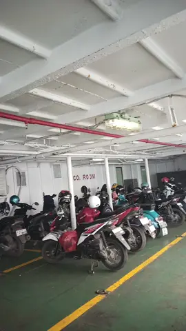 Mentahan di kapal nih gays:) #pelabuhanmerakbakauheni #merak #lampung #kapallaut 