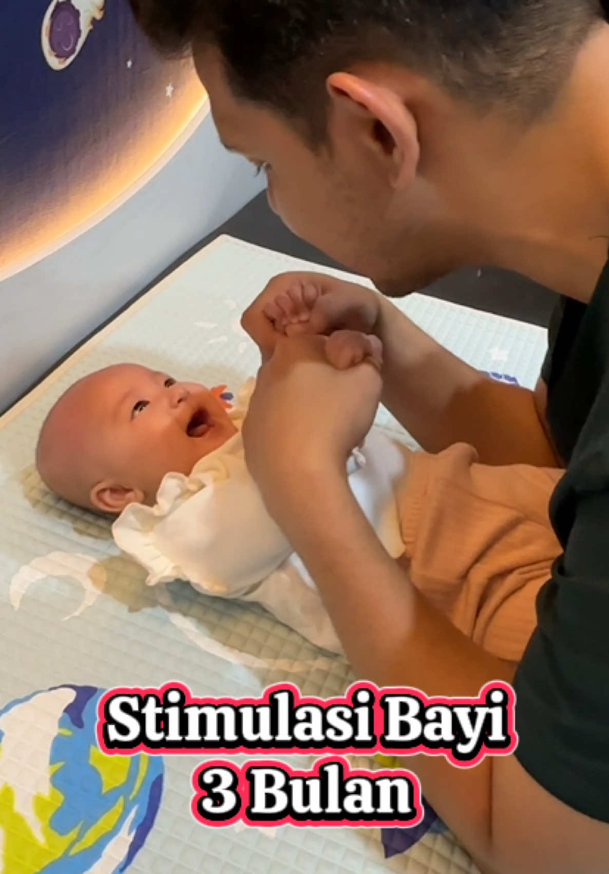 Stimulasi Bayi 3 Bulan oleh Dr. Yoga Yandika, Sp.A ✨ Yang mau cek tumbuh kembang anaknya, bisa langsung visit dokter ya di Yo Clinic 😊 @dr. Yoga Yandika, SpA #stimulasibayi #stimulasianak #tumbuhkembangbayi #bayi3bulan #kembartiktok #kembar #bayiindonesia #bayikembar #tummytime 