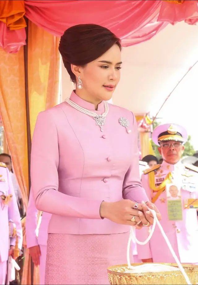 พระบาทสมเด็จพระเจ้าอยู่หัว โปรดเกล้าฯ พลตรีหญิง ท่านผู้หญิงอรอนงค์ เป็นผู้แทนพระองค์ ไปในพิธีวางศิลาฤกษ์วิหารปฐมวนาราม และเททองหล่อยอดพระเกศพระพุทธปิยนาฏวชิรพัทธ์ ณ วัดปฐมวนาราม เมืองปทุมธานี...  #ในหลวงโปรดเกล้า #ผู้แทนพระองค์ #ท่านผู้หญิงอรอนงค์ปิยนาฏวชิรพัทธ์ 