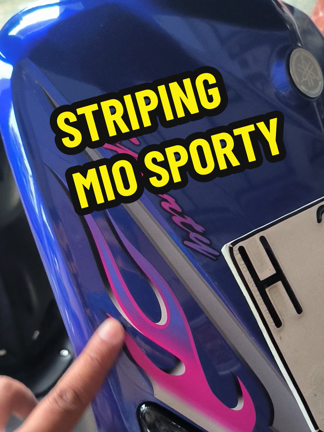 Motor lo gitu-gitu aja? Saatnya upgrade, Bro! Striping Mio Sporty 5TL cuma 37 ribuan aja! Warna nyala abis, nempel cakep di bodi motor, nggak luntur, nggak norak, langsung jadi pusat perhatian! Bahan transparan Tinta tebal, warna tajem Cetakan UV Jepang, bukan kaleng-kaleng! Tinggal potong, tempel, gaskeun! Stok selalu ready, tinggal klik keranjang doang! #anakmotor  #stickermiosporty  #stripingkeren  #modifmotormurah  #miosporty5tl 