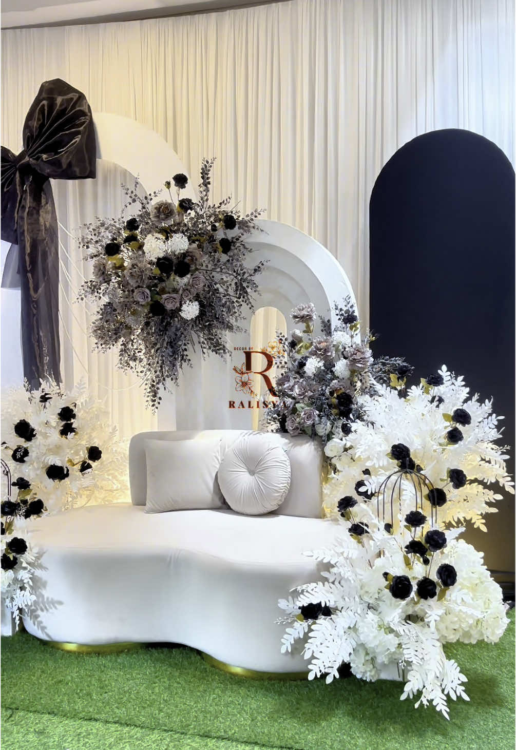 Nggak perlu warna-warni buat kelihatan mewah. Cukup hitam putih, tapi rasanya dalem banget. #DekorasiExclusive #InvestasiMomen #DekorasiFYP #CapCut #DekorasiElegan #DekorasiEvent #DekorasiLamaran #BackdropCantik #DekorasiWedding #DekorasiModern #DekorasiIndoor #DekorasiMurahBerkelas #DekorasiCustom #DekorasiMinimalis #IdeDekorasi #DekorasiBunga #DekorasiMewah #JasaDekorasi #FYPDekorasi #DekorasiViral #DekorasiFYP2025 #MomenTakTerlupakan