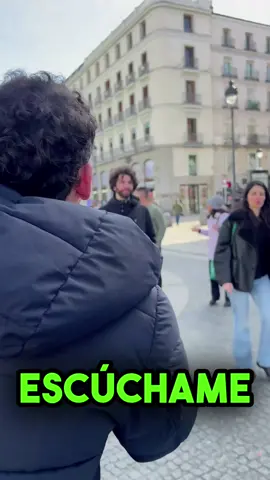 Escúchame... No sigue la canción porque es italiano pero cantamos Laura no está de Nek. Cantando por la calle. #escuchame #lauranoesta #musicaitaliana #cantandoporlacalle #queopinanporlacalle 