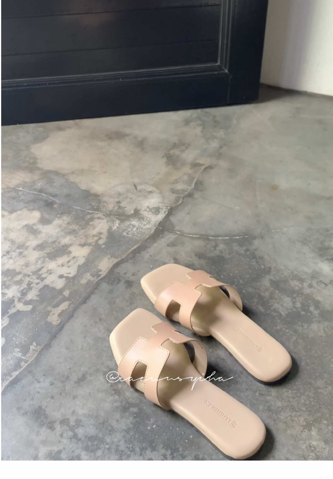 sandal teplek ternyaman🤍 #fyp #fypage #ootdhijab #ootdhijabstyle #xyzabc #fyppppppppppppppppppppppp #lebaranekstrasale #sendalwanita #sandalteplek #bluebells #sandalwanita #jelajahliburan #sandalmurah 