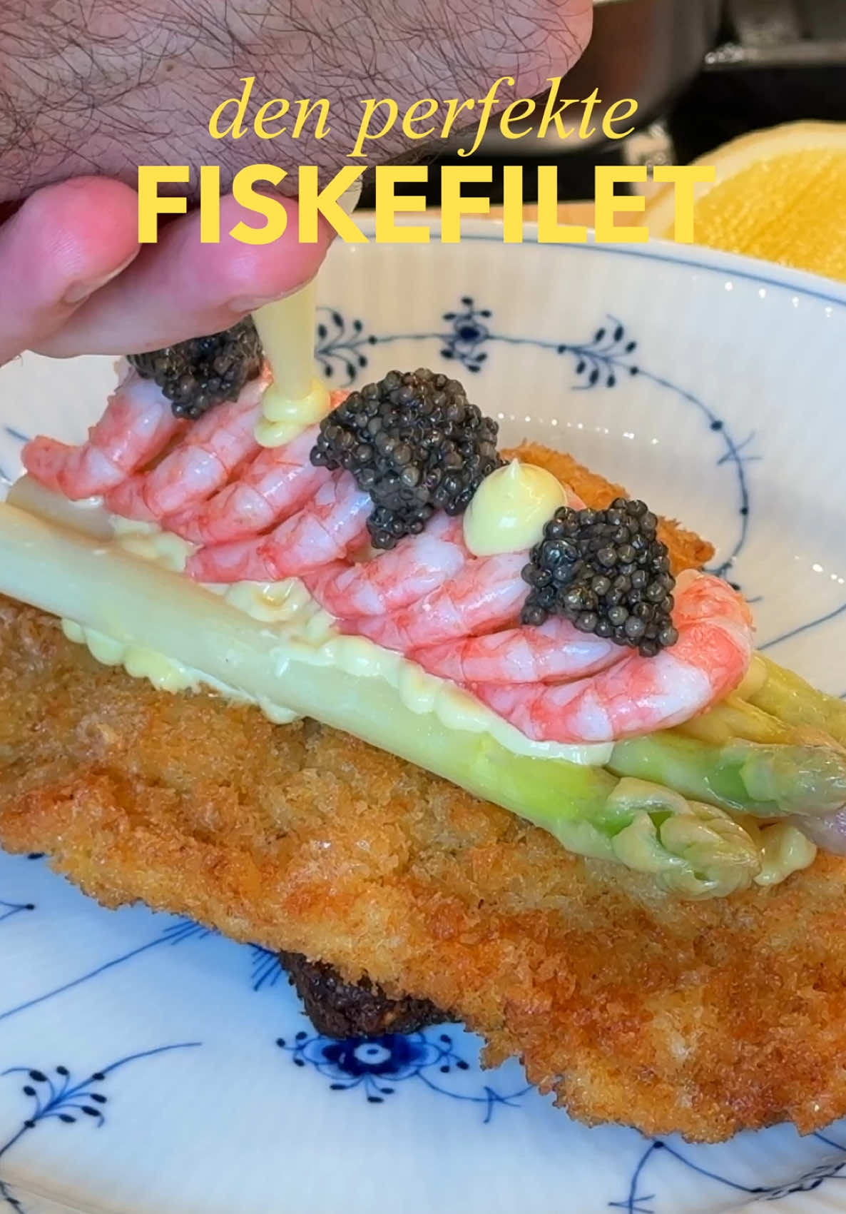 Annonce @ZWILLING Danmark 🌼🐣 Hvilket smørrebrød skal jeg lave næste gang? En af mine absolutte favoritter er fiskefilet med remoulade – problemet er bare, at remoulade og kaviar ikke rigtigt fungerer sammen. Derfor har jeg sammensat fiskefileten med citronmayo, dampede hvide asparges, håndpillede rejer, kaviar og dild. Resultatet er enestående! 🥣🍳 Køkkenredskaberne jeg bruger, er fra Zwilling, som har næsten 300 år på bagen og producerer køkkengrej af så høj kvalitet, at du kan bruge det i mange, mange år. Og hvis du drømmer om at opgradere dit køkken eller mangler den perfekte gaveidé, er det nu, du skal slå til! 🔗 Bestil kvalitetskøkkengrej fra ZWILLING leveret direkte til din dør via linket i min bio! 👨🏻‍🍳🎬 Som altid finder du en længere video på min YouTube-kanal, hvor jeg forklarer opskriftens små detaljer, så du med garanti får succes i køkkenet. Skynd dig ind på min YouTube-kanal, og husk at abonnere – det er gratis! Du skal bruge: 1 hel rødspætte 2 spsk hvedemel 1 æg 150 g panko eller rasp Smør og olie til stegning 2 skiver rugbrød Smør til at smøre brødet Håndpillede rejer (ca. 50–70 g pr. stykke) Citron Dild Hjemmelavet citronmayo 8 asparges (hvide eller grønne) Sådan gør du: Krydr fiskefileterne med salt og en smule sukker. Vend dem først i mel, så i sammenpisket æg, og til sidst i rasp. Steg dem gyldne og sprøde på en pande i en blanding af smør og olie – cirka 3–4 minutter på hver side. Smør brødet med et godt lag smør. Placer den lune (eller let afkølede) fiskefilet ovenpå. Kom citronmayo på fiskefileten, og top derefter med dampede asparges, rejer og kaviar. Velbekomme!