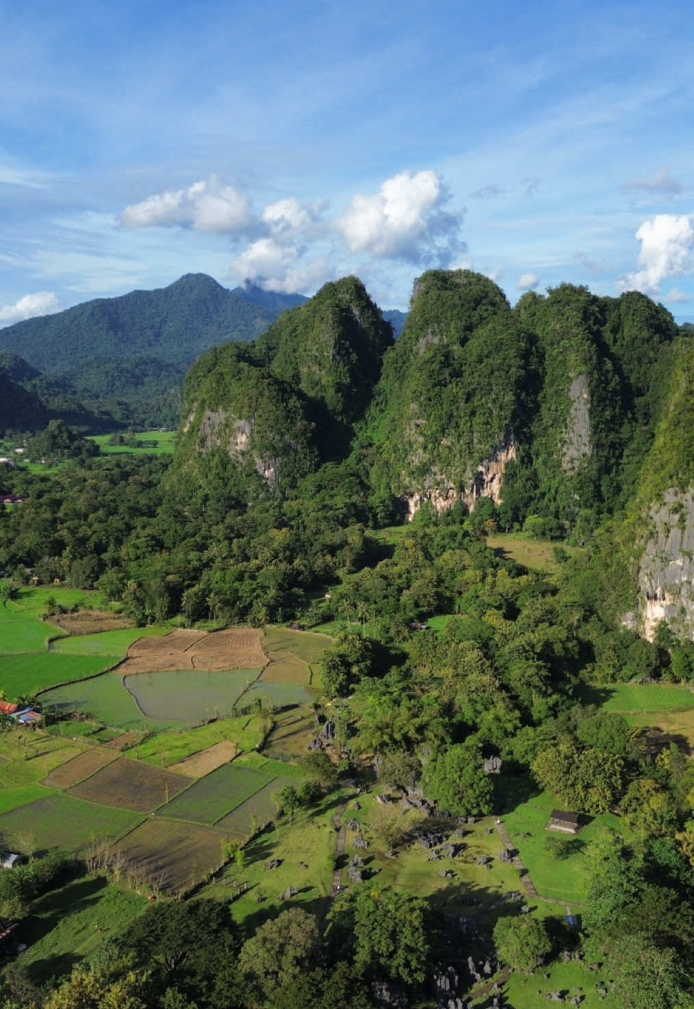 Selamat sore dari Taman Prasejarah Leang Leang di Kabupaten Maros, Sulawesi Selatan. Sore ini cuacanya cerah banget dan pegunungan karstnya terlihat secantik ini 🥹 #maros #leangleang #leangleangmaros #wonderfulindonesia #pesonaindonesia #exploremaros #makassar #wisatamaros 
