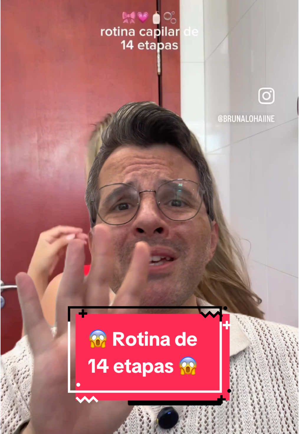 Seu cabelo não precisa de 14 etapas! Se você tem tempo e gosta de cuidar do cabelo pode ter 20 etapas se você quiser, mas desde que ele realmente precise de todas elas. Caso ele não precise uma etapa irá atrapalhar a outra e poderá não ter o efeito positivo que você imagina! Seu cabelo precisa mesmo de 3 etapas essenciais e uns 5 produtos no máximo em cada rotina, só isso. Pare de querer complicar o seu cuidado e verá muito mais resultado que hoje! Se não me segue comece! Se já me segue não perca as Lives e todos os conteúdos! Se quer aprender passo a passo e ter o meu acompanhamento vá para o link da Bio e conheça o PROGRAMA DE REEDUCAÇÃO CAPILAR!