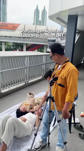 Rebahan di Stasiun LRT check 🫢✅😂 Apapun kita lakukan demi hasil foto yang maksimal ✨📸 #agency #photoshoot #anakagency #production #lrtjakarta #socialmediaagency #content #anakkonten 