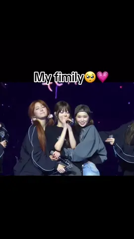 I need to go to their concert😭 #fyp #foryoupage #xyzbca #kpop #lesserafim #lesserafimconcert #easycrazyhottour #fimmies #fimily 