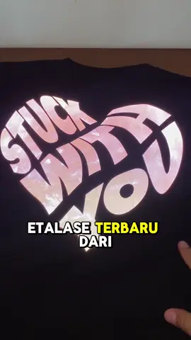 Biar cinta kita nggak cuma terasa… tapi keliatan nyala pas kena flash ✨ Couple look? Harusnya yang beginian 😍 #KaosBucin #ReflectiveSilver #GlowInLove #CoupleGoals #FYP #fyp 