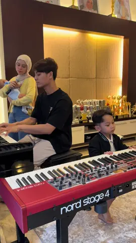Mohon maaf masih belajar 🙏🏼😁 Lagian agak nerveous euy collab ama @lestikejora sama abang @levianbillar  . . Song : Bunga Citra Lestari - Selalu Ada Di Nadimu Pencipta : Laleilmanino