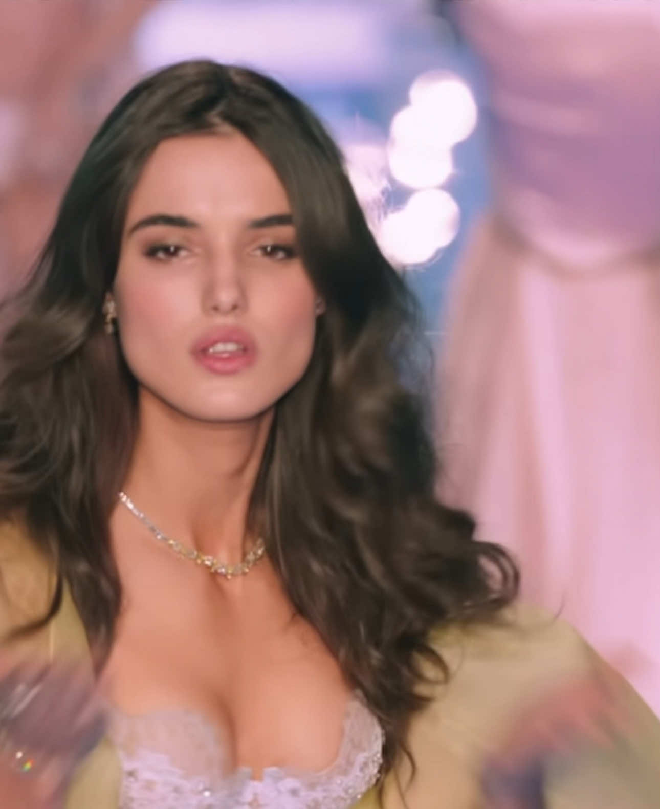 Blanca Padilla chân dài từng chia sẻ về việc bị Taylor Swift ngán đường đi catwalk trong VSFS 2014  Năm 2014 là năm đầu tiên Blanca Padilla trình diễn cho VSFS trong segment “Dream Girls” và mọi chuyện gần như không hề suôn sẻ khi cô nàng đang sải bước khoe những đường cong cơ thể và gương mặt xinh đẹp thì bất ngờ ở cuối điểm pose dáng Taylor bất đầu tiến lên và trình diễn vì thế cô nàng bất buộc là phải đi chậm lại và bước qua điểm pose dáng vài bước , sau đó cô có tâm sự với truyền thông rằng . “Khi tôi gần đến cuối sàn runway , Taylor đã giơ chân ra trước mặt tôi . Tôi dần như tái mặt và bị gián đoạn trong giây lát . Tôi không thể bước tiếp được cho đến khi cô ấy rời khỏi.