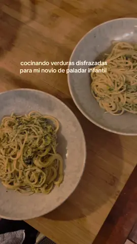 objetivo conseguido 🫡 receta para los que no les gusta el brócoli #recetasfaciles #recetasvegetarianas #pastas #brocoli  Chicos! Les dejo la receta para los que les interese! Es muy simple, yo voy haciendo mucho a ojo y probando sobre la marcha, pero bueno les digo como la hice: 1. Puse en el horno modo grill y ventilador y agregué el brócoli para que se hiciera mientras se tuesta un poco. Si lo puedes hacer en airfryer mejor. Se tiene que cocinar hasta que lo puedas pinchar. 2. Una vez que esté hecho lo molemos con un tenedor, aplasta papas, o lo que vean. Yo le agregué nata, un poquito de vino blanco y de especias ajo y cebolla en polvo, pimienta, sal y orégano. Dejas que se cocine todo bien que se mezcle unos 5 minutos.  3. Por último, le agregué una más de nata para que quedara más líquida la salsa y lo deje cocinando un par de minutos a fuego lento.  4. Voila! el queso es opcional aunque para mí es obligatorio siempre 
