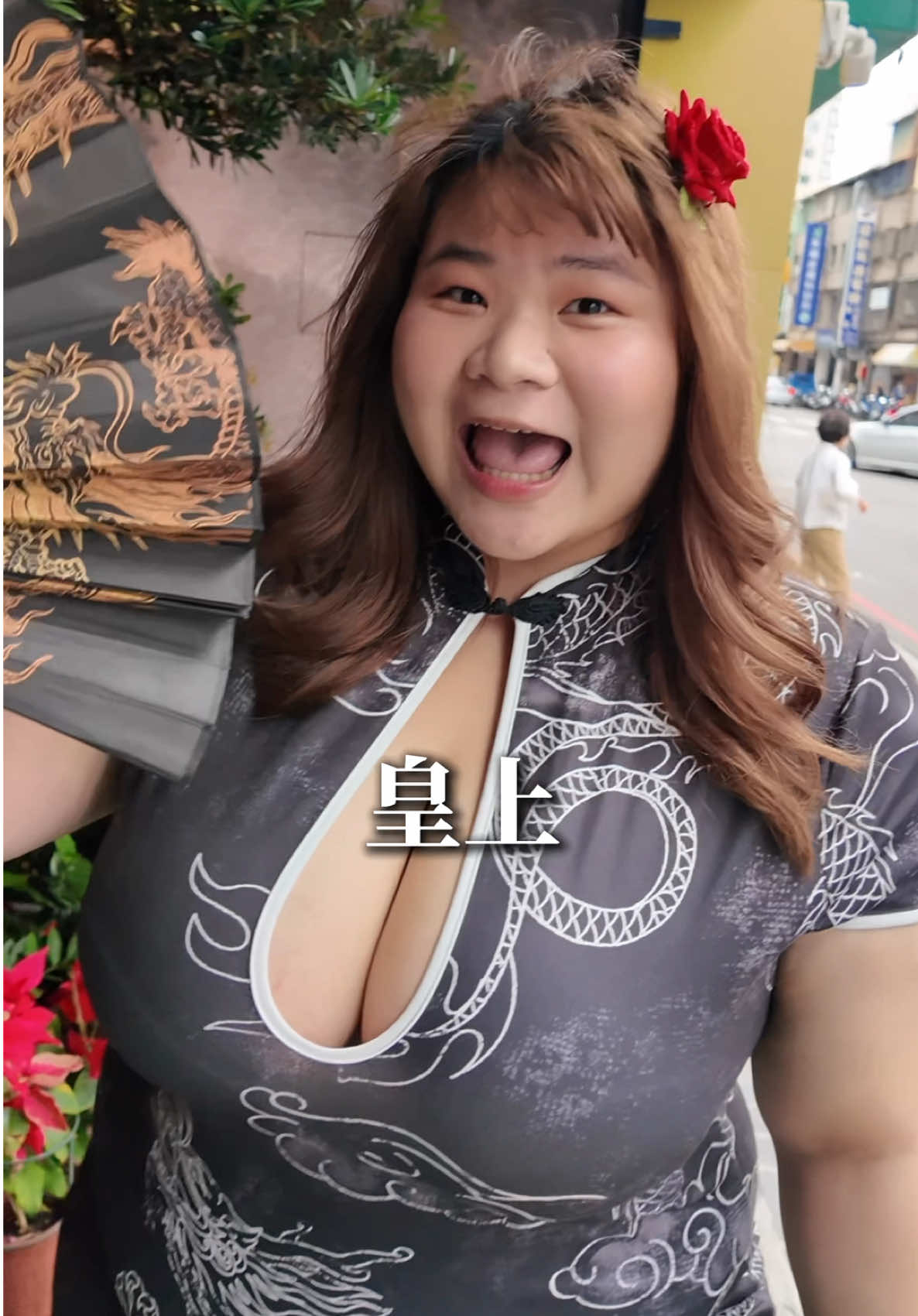 趕快艾特我的老公～❤️ 自備「中式宮廷服」來店用餐 享 88 折優惠（店內提供中式服裝可免費換穿，但不享有優惠） 提前一天訂位預約 即享「泡菜、飲料」吃到飽 提前訂位當月壽星享 9 折 再送生日小甜點盤 墨粉們注意！5/20前預訂母親節限定套餐「母儀天下」就送瀑布蛋糕！！（蛋糕現做，要提早 5 天預訂唷～） 快艾特我老公 我要帶岳母來吃啦！  #台中南屯美食 #台中燒肉店 #宮廷風燒肉 #熟食