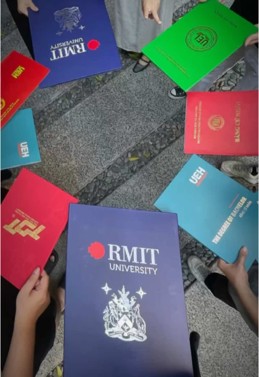 bọn anh kinh tế 😚 #fyp #graduation 