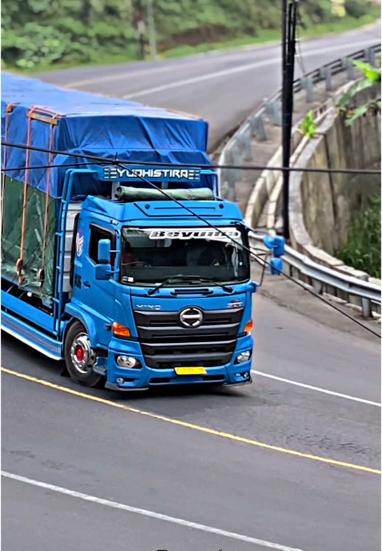 Armada dr magelang 🔥 #cctvjambusisihkidul #fypシ゚viral #cctv_truck_indonesia #sopirtruckindonesia🇮🇩 #trukmaniaindonesia #hino #hino500 @Efri Pras @Potret Jalanan...💨 