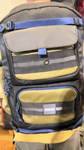 ✨NEW ARRIVAL✨ DAYTOUR LAPTOP BP 20L IDR 859.000 Bawa perlengkapan berkendara atau kebutuhan harian dengan Daytour Laptop BP 20L. Ransel berkapasitas 20 liter dari EIGER Mountaineering ini memiliki kompartemen utama yang muat laptop 15,6 inci, saku depan dengan organizer, serta dua saku cepat akses. Saku sampingnya bisa diperluas untuk penyimpanan ekstra. Dilengkapi rain cover untuk perlindungan dari hujan dan debu.  #eiger #eigeradventure #riding 
