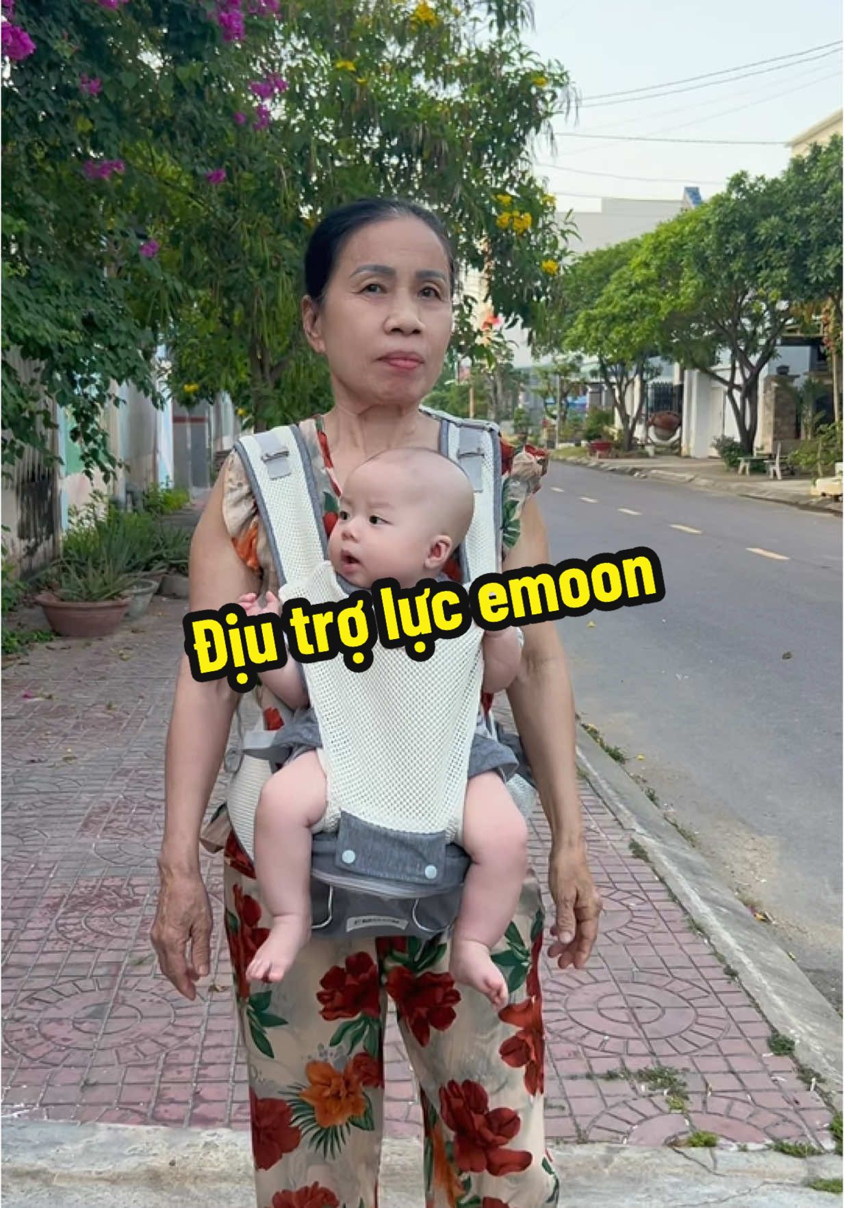 Nếu các bé cứ đòi bế mỗi lần đi ra ngoài thì một chiếc địu trợ lực sẽ hỗ trợ các mẹ rất nhiều đó ạ #mebimsua #mevabe #mebimhiendai #xuhuong2025 #trending #fyp #diutroluc #diutrolucemoon 
