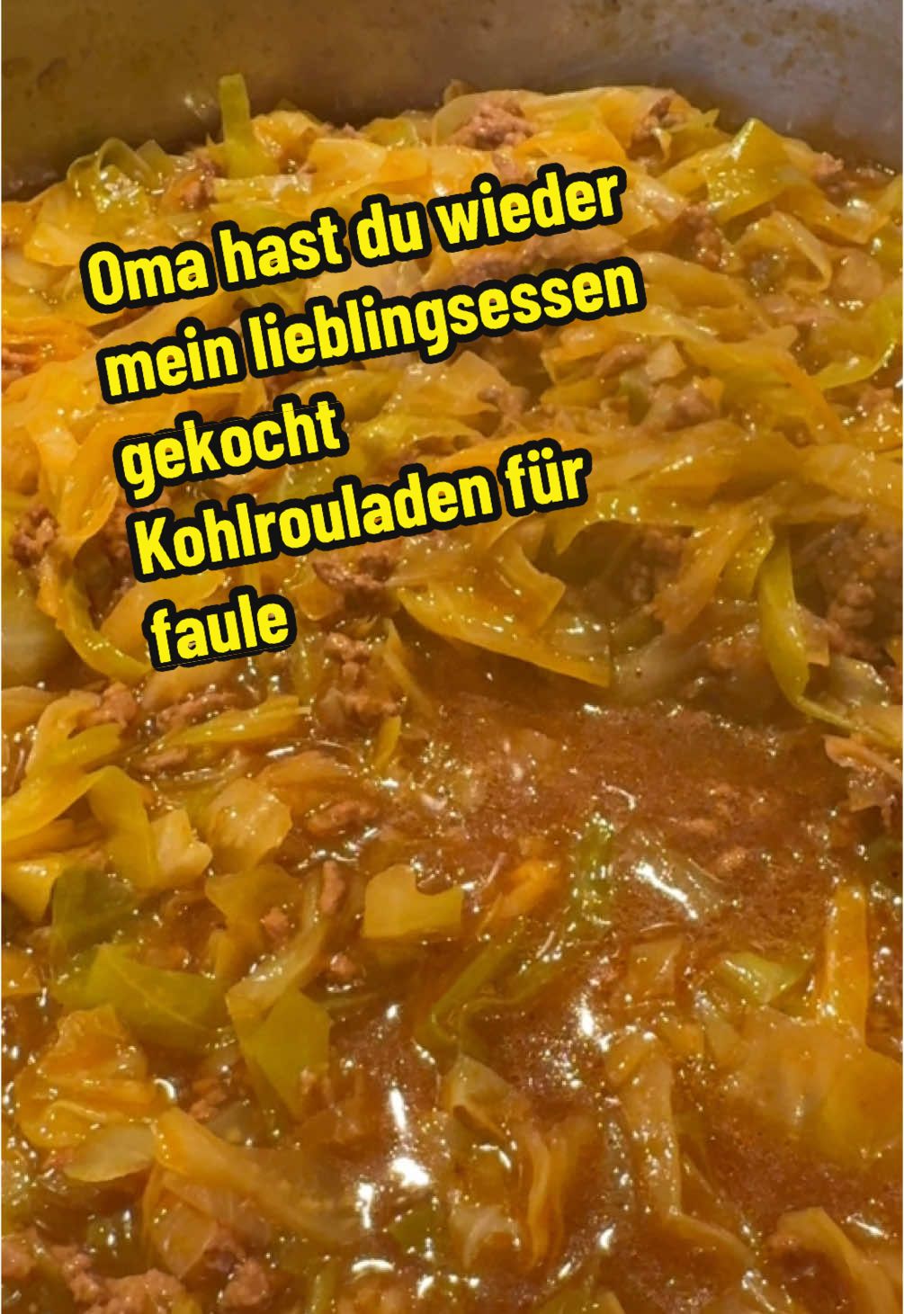 Oma hast du wieder mein Lieblingsessen Kohlrouladen für faule gemacht ?  Zutaten  2 mal Spitzkohl  600 Gr Rinderhackfleisch  2 Zwiebeln  2 Knoblauchzehen  Tomatenmark  Salz  Pfeffer  Paprika Edelsüß  Kümmel gemahlen  1 L Rinderkraftbrühe von Maggi  Bratensaft von Maggi  Zubereitung  Spitzkohl die äußeren Blätter entfernen. Halbieren und in feine Streifen schneiden.  Zwiebel schälen und würfeln.  Knoblauch hacken.  Butterschmalz in einem Topf erhitzen. Zwiebeln dazugeben und glasig anbraten.  Hackfleisch dazugeben anbraten und würzen mit Salz , Pfeffer , Paprika und Tomatenmark. Alles gut verrühren und weiter anbraten auf Stufe 6 von 9. Knoblauch dazugeben und kurz mit dem Hackfleisch verrühren. Kohl nach und nach dazugeben und jedesmal mit dem Hackfleisch vermischen. Gemahlenen Kümmel , Salz und Pfeffer auf den Kohl geben. Nachdem es gut angebraten ist mit Brühe ablöschen. Aufkochen und abschmecken. Das ganze 20-25 Minuten köcheln lassen  👇 Mein Tipp  Bratensaft mit kaltem Wasser anrühren und dazugeben. Für 20-25 Minuten köcheln lassen.  👇 Salzkartoffeln passen super dazu .  #kraut #EasyRecipe #hack #sogood 